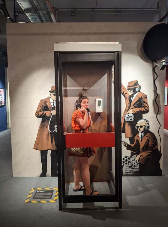 Aline in Telefonzelle